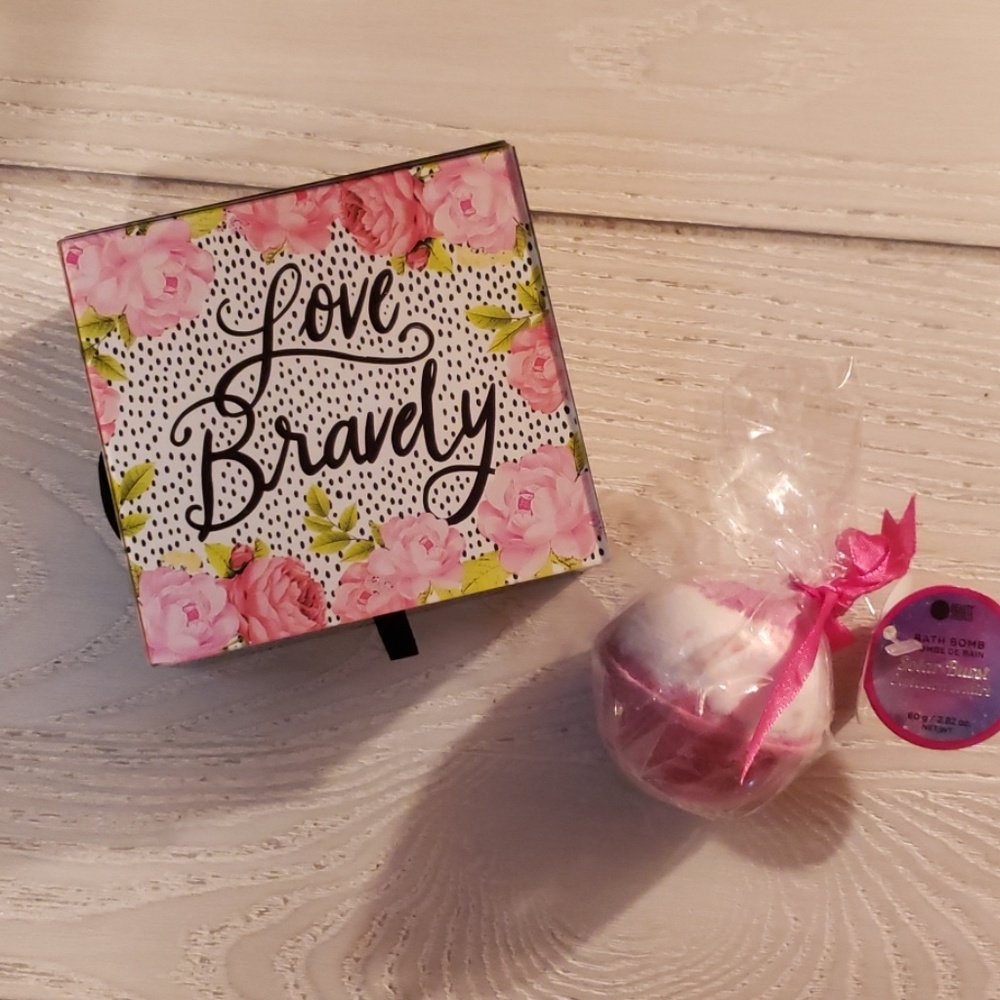 Trinket box and bath bomb included